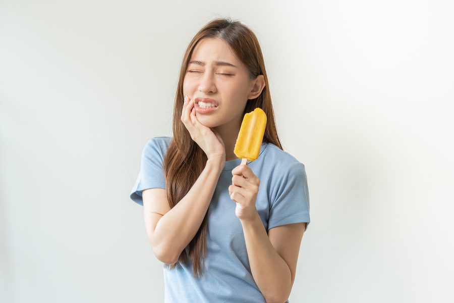 歯の痛みを感じている女性